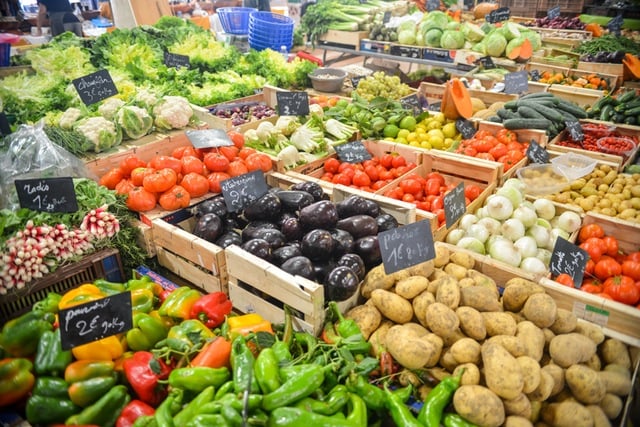 Heart-healthy foods like fresh fruits and vegetables