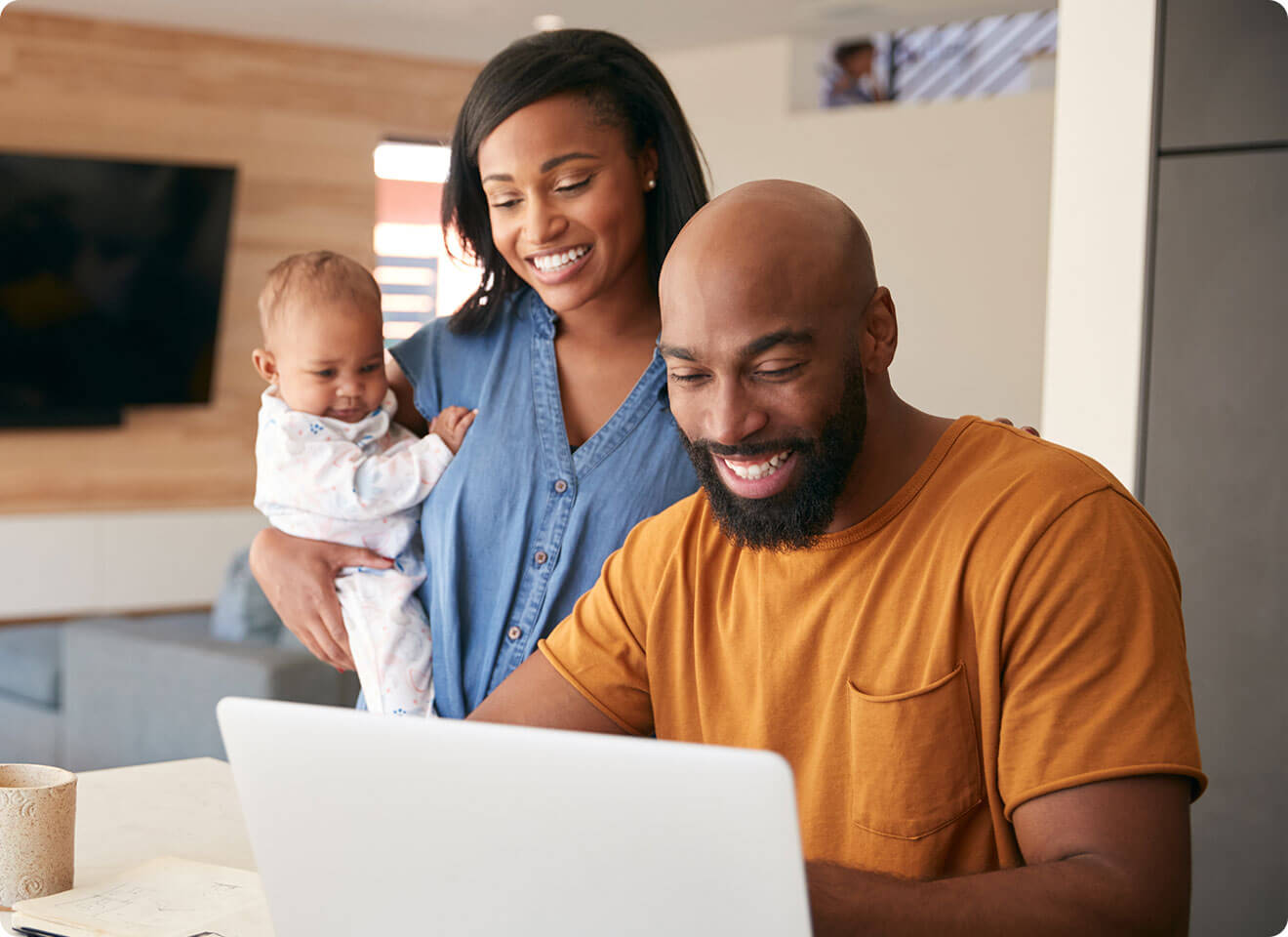 A family doing research on how Medi-Share's Christian health care sharing ministry works